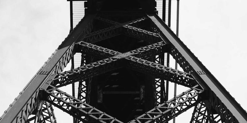 游戏订阅服务深度解析：XGP与PS+商业模式对比，如何改变你的游戏攻略与消费习惯